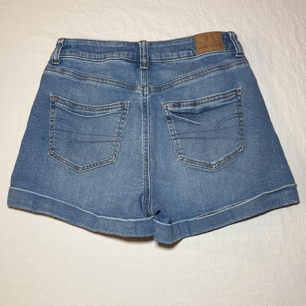American Eagle Outfitters Women's Roll Cuff Medium Wash Mom Shorts Size 2 EUC - Picture 2 of 10